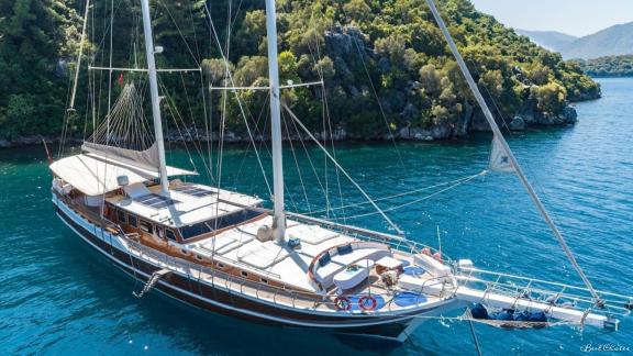 The gulet S-Nur Taylan with 8 cabins is anchored in a picturesque bay near Marmaris and offers first-class amenities.